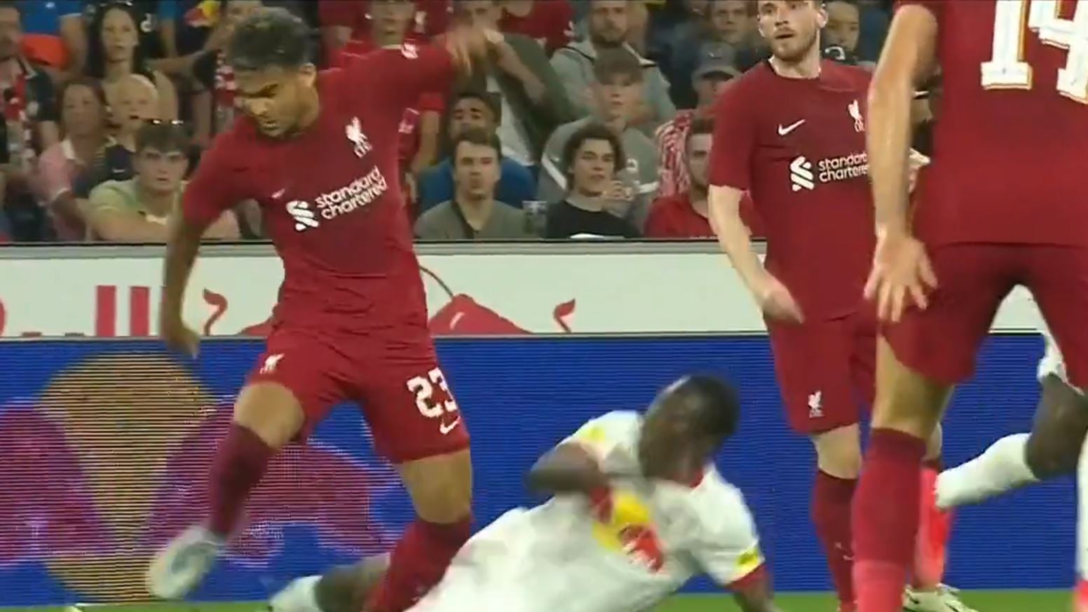 Luis Díaz recibió terrible planchazo en inesperada derrota de Liverpool