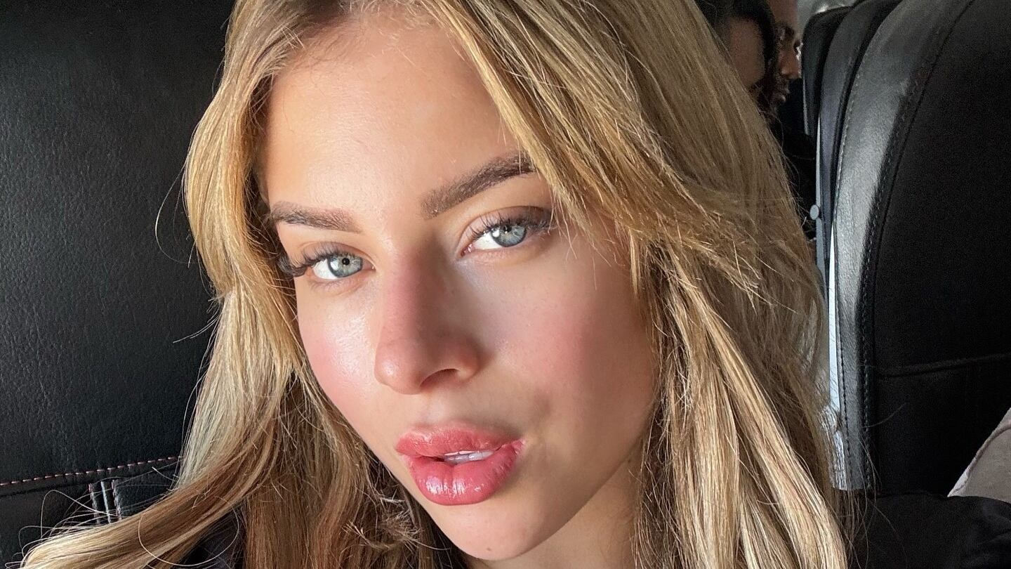 Ornella Sierra se colgó una serpiente de verdad para emular con su disfraz de Halloween uno de los icónicos outfits de Britney Spears.