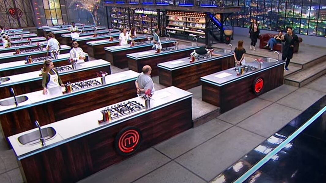 Un consecutivo delantal negro es lo que la participante de MasterChef Celebrity Colombia' ha lucido en las últimas semanas.