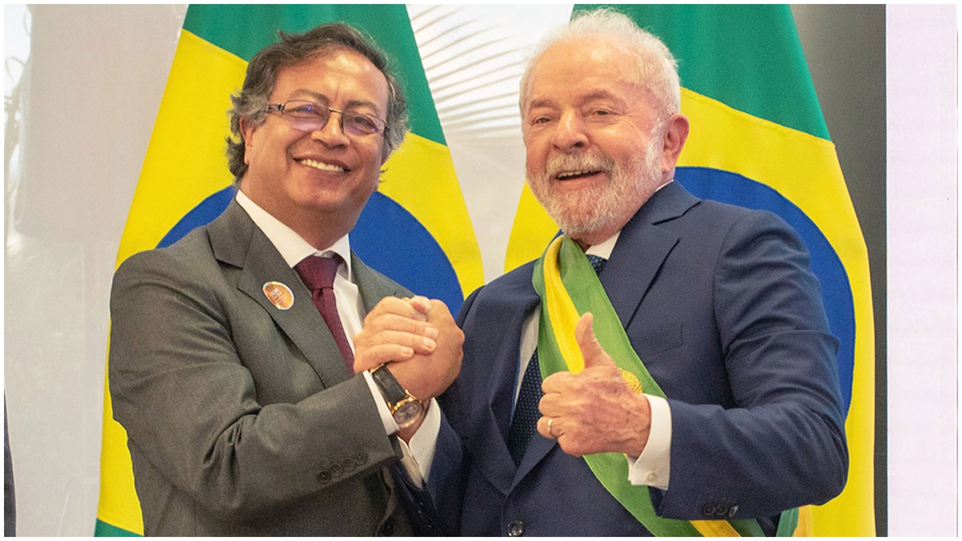 Encuentro Histórico: Petro y Lula, presidentes de Colombia y Brasil, inician diálogo en la Casa de Nariño (Foto de los mandatarios saludando, tomada por: Presidencia de Colombia)