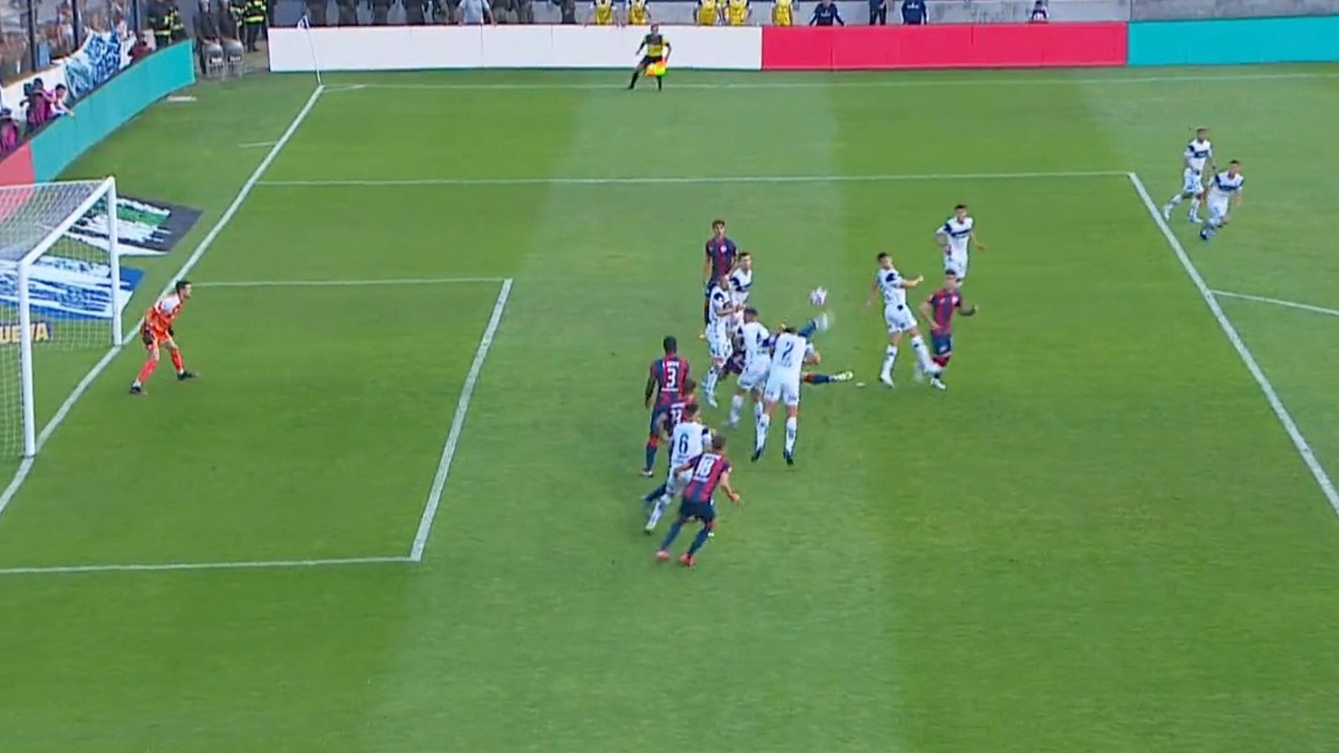 Adam Bareiro marcó el gol de la temporada en Argentina.