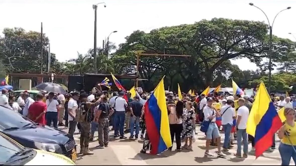 Cali apoya al Ejército Nacional en plantón en Cali.