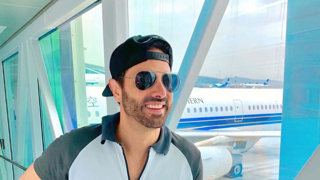 Alejandro Estrada mostró sin tapujo su tratamiento para la calvicie y lucir como un galán