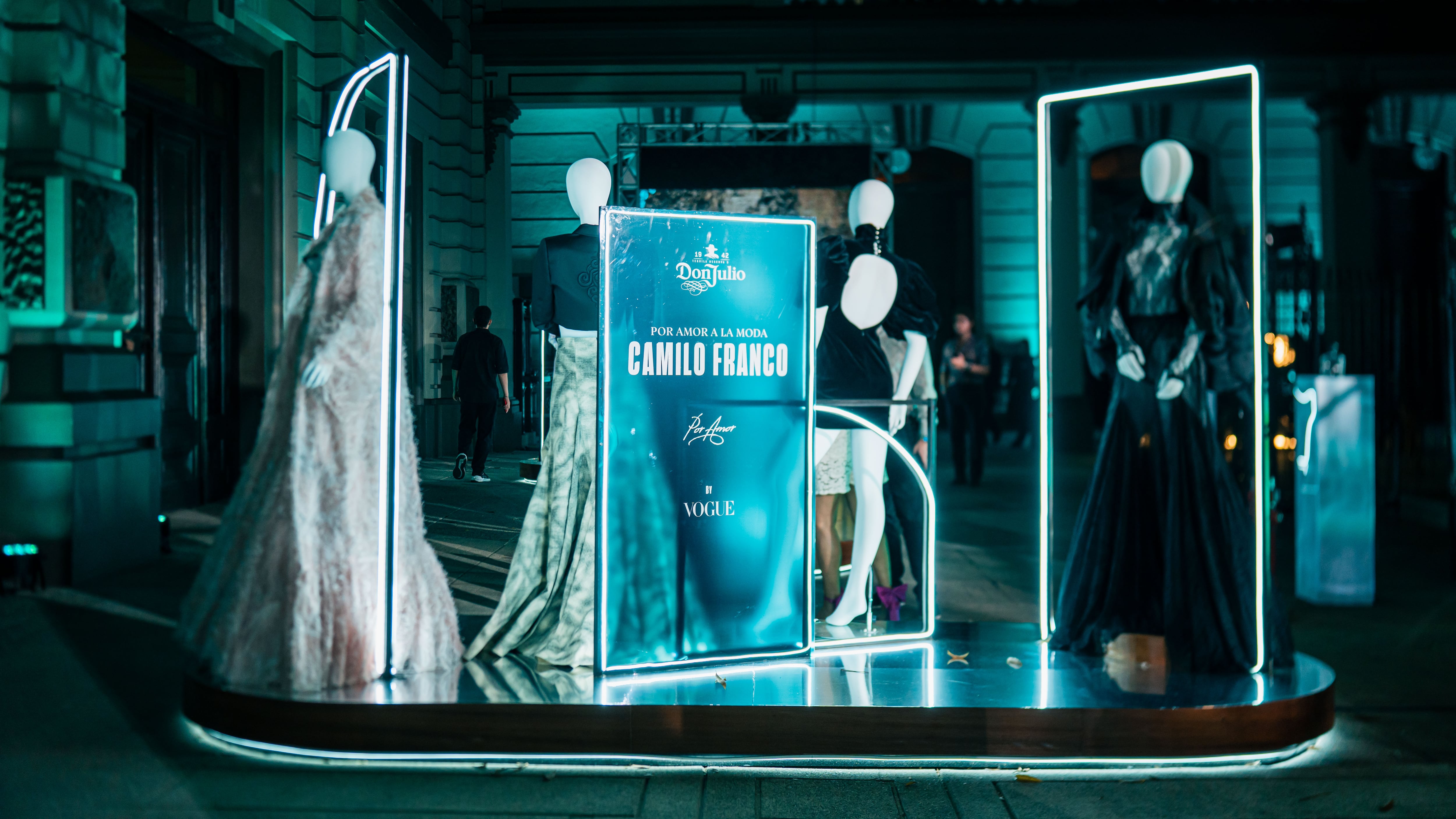 Raúl Ávila, decorador de la gala del MET estuvo en el montaje de la fiesta Primavera Don Julio by Vogue