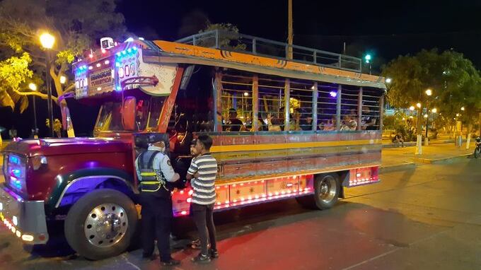 Firman decreto que prohíbe consumo de alcohol en chivas rumberas en Cartagena.