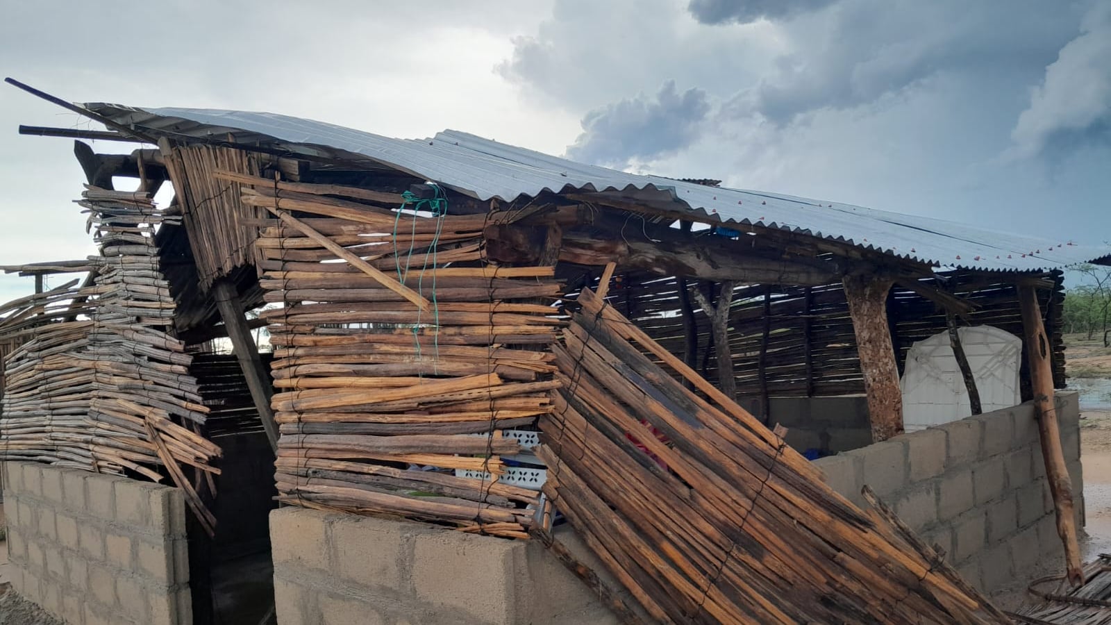 Colegio destruido e inundado tras las lluvias en la Alta Guajira.