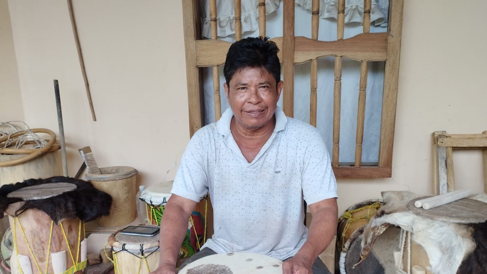 Marco Martínez, maestro artesano y lutier de instrumentos de la cumbia en Tubará, Atlántico.