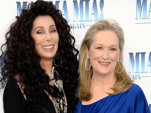 Se hace viral el beso en la boca de Cher y Meryl Streep en la premier de “Mamma Mia!”
