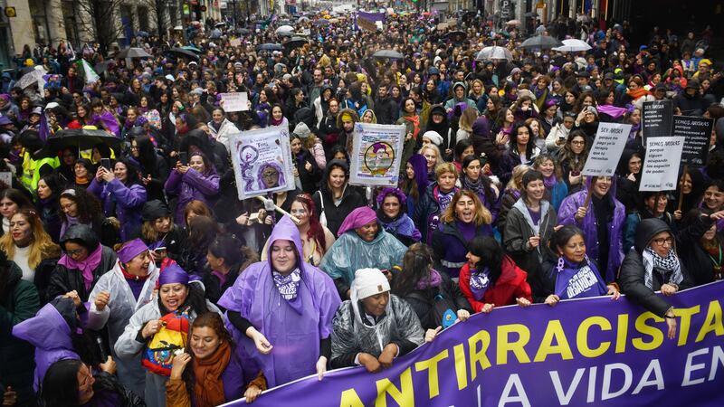8M: Miles de mujeres reclaman igualdad bajo la lluvia en España