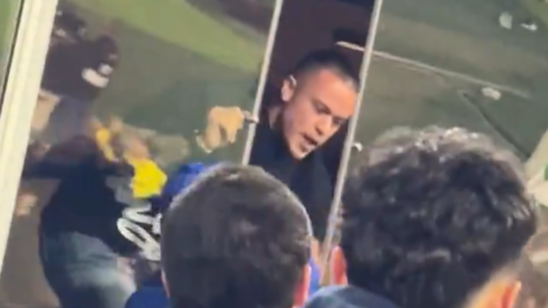 La discusión de Leo Castro con los hinchas de Millonarios que se hace viral en redes sociales