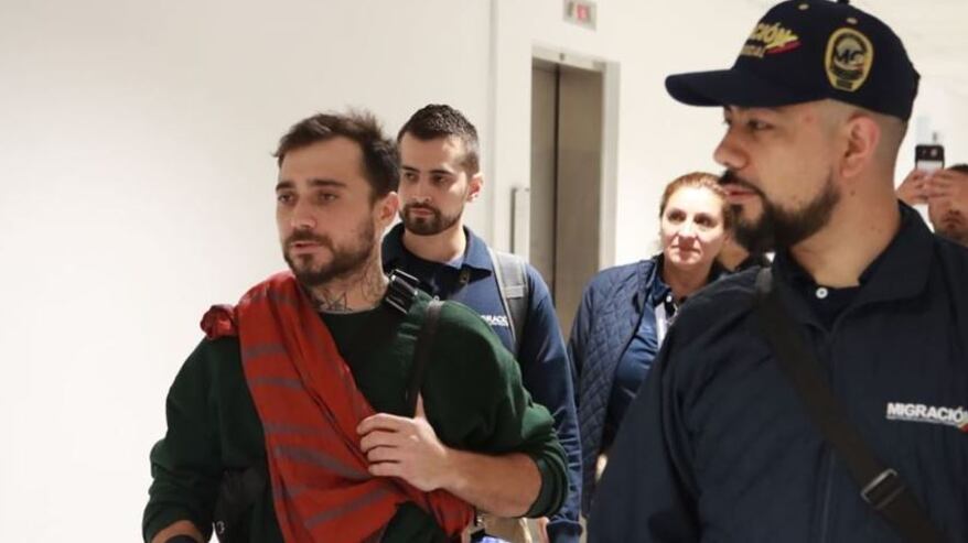 Expulsan a canadiense que golpeó a policía en el aeropuerto El Dorado