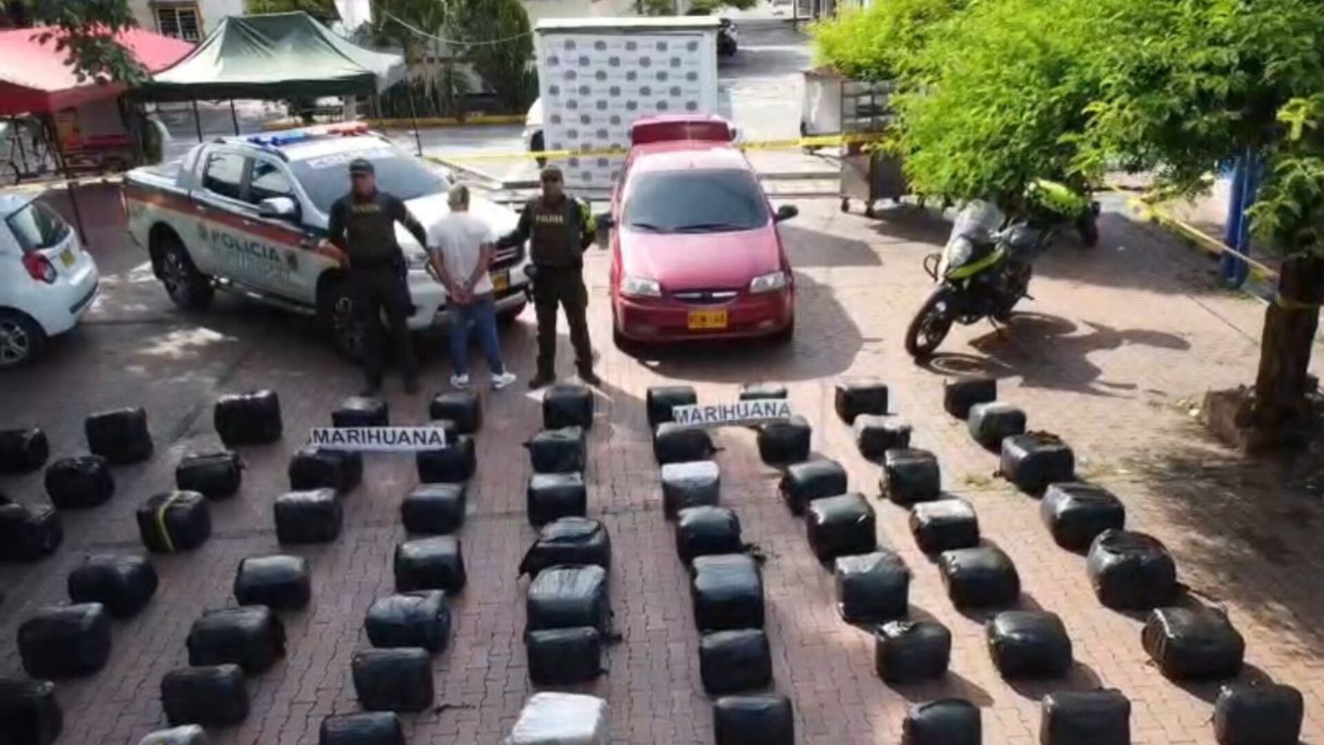 Lo pillaron con 423 kilos de droga en el carro, intentó escapar y finalmente la Policía lo agarró