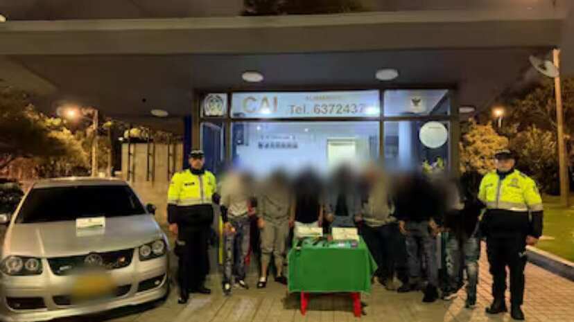Foto de la detención de los ladrones que usaron escalera humana en Bogotá.