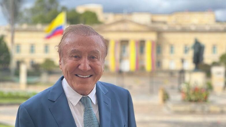 Foto oficial de Rodolfo Hernández como senador.