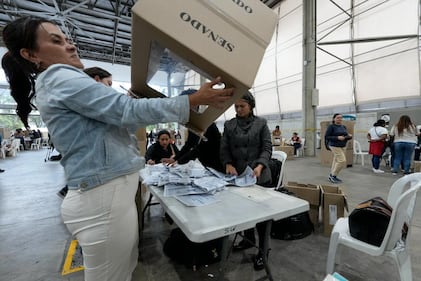 Imágenes de la jornada electoral en Antioquia: ciudadanos votando, jurados de mesa, puestos de votación y el conteo de votos al cierre de las urnas.