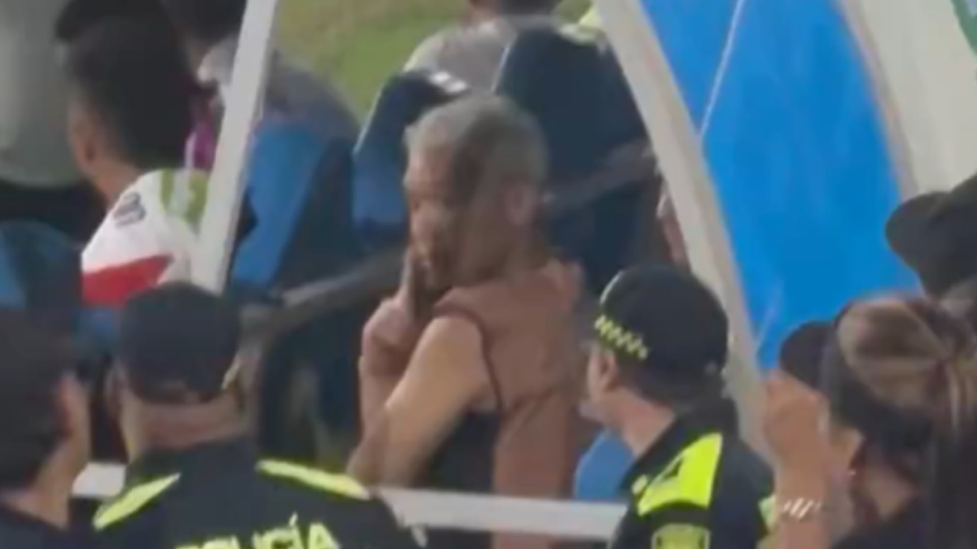 Ni la Policía se salva de Teófilo Gutiérrez: Los mandó a callar en pleno partido del Junior