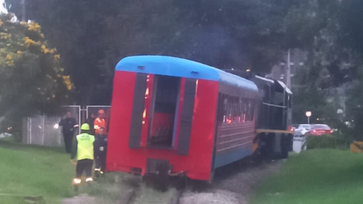 Foto tren de la Sabana se descarrila en plena NQS con 600 pasajeros a bordo y genera alarma en Bogotá.