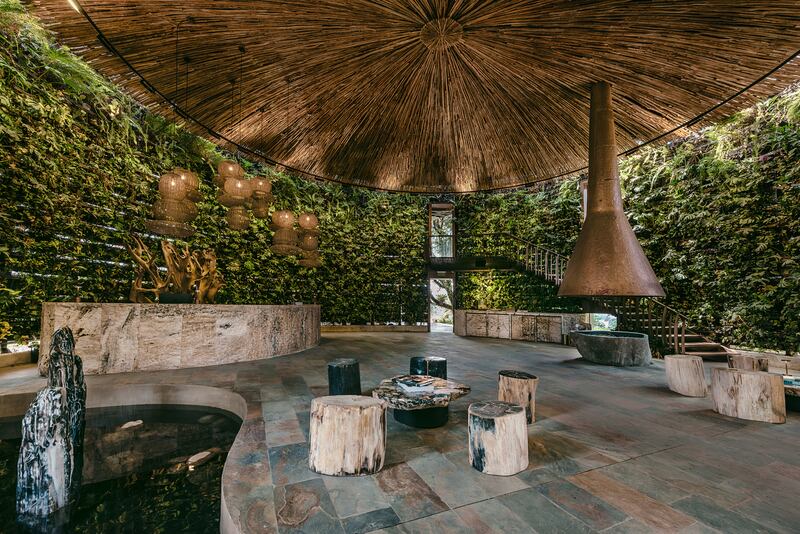 Un lobby que combina naturaleza y arquitectura sostenible
