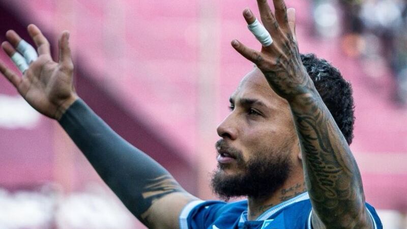 En Argentina se ríen de Duván Vergara por su colombianada en momento clave de Racing vs Peñarol