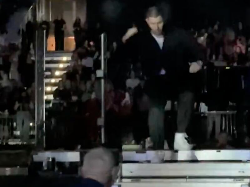 Video: Nick Jonas sale corriendo del escenario en medio de un ataque de pánico en pleno concierto en Praga