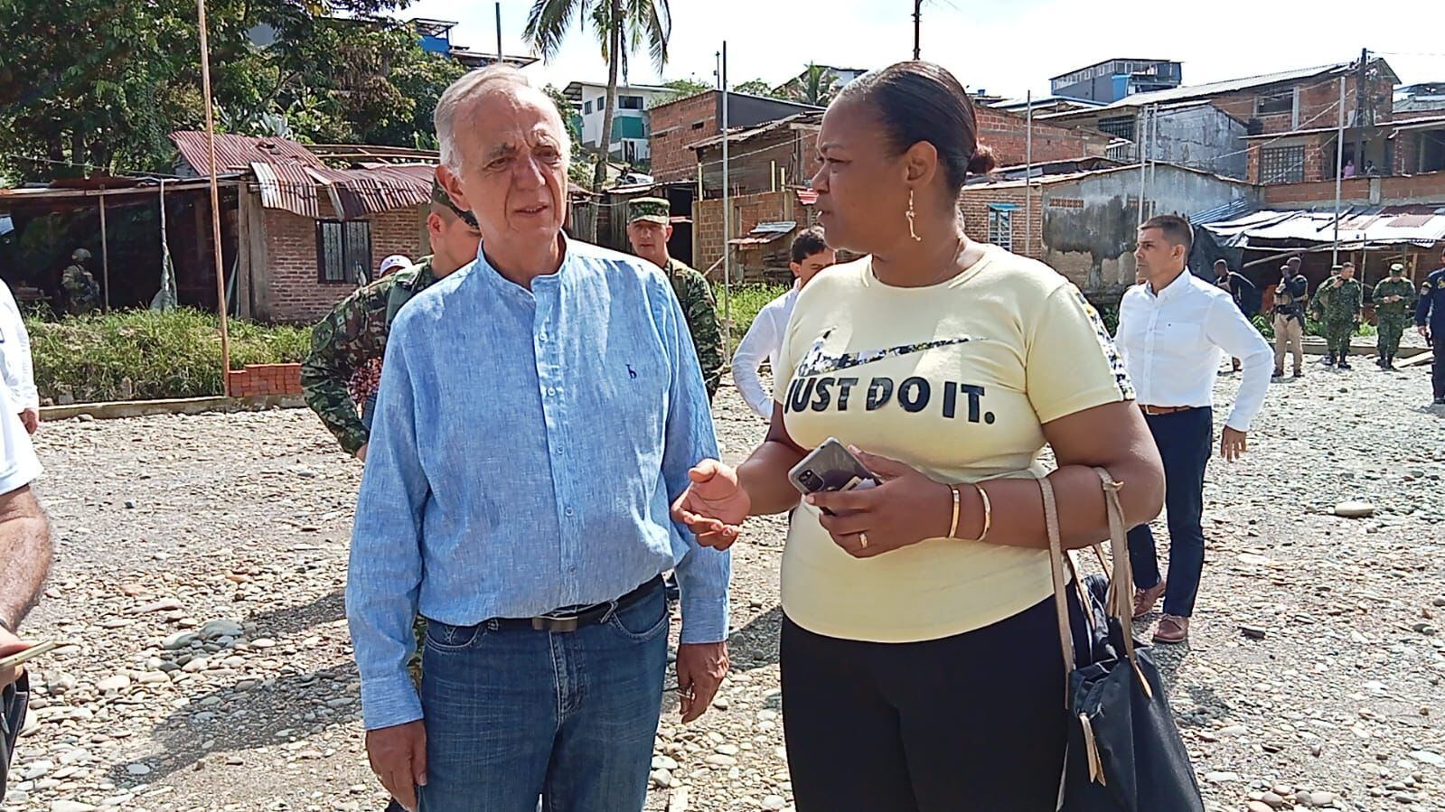 El ministro de Defensa, Iván Velásquez, viajó a Buenaventura para hacerle frente a la ola de violencia que cobija el puerto.
