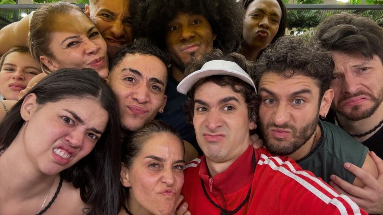 Emmanuel Restrepo con los participantes de 'La Casa de los Famosos'.