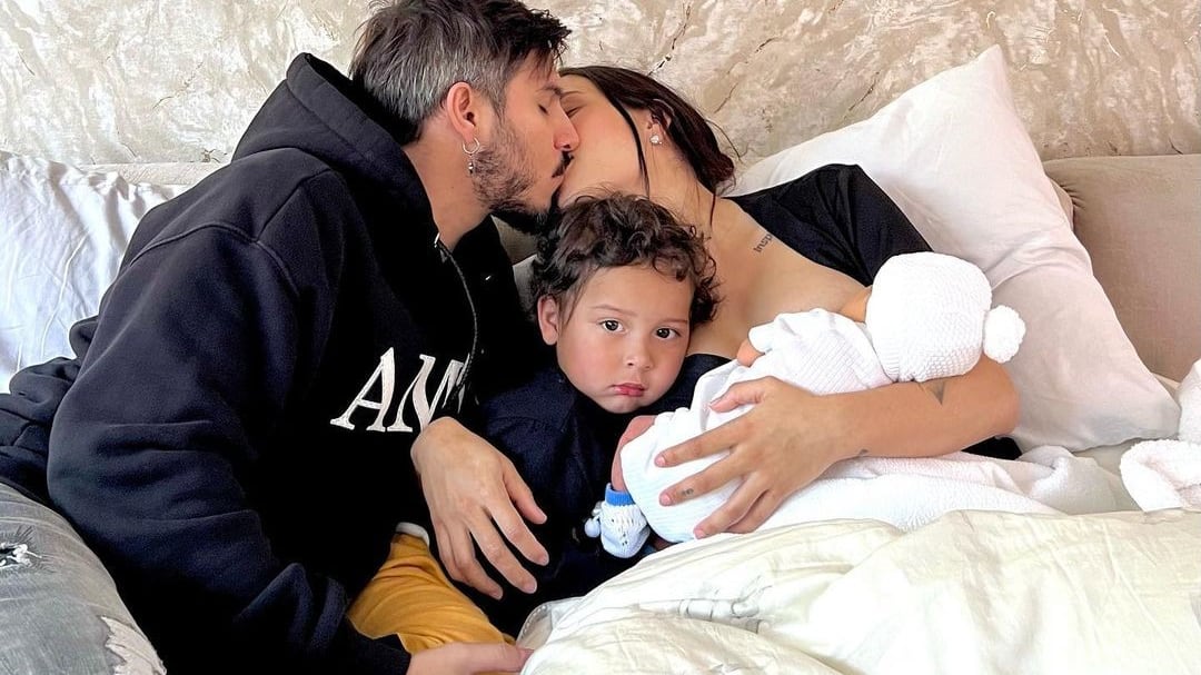 Domenic, el hijo de Luisa Fernanda W y Pipe Bueno, nació hace 15 días y todavía no muestran su rostro.