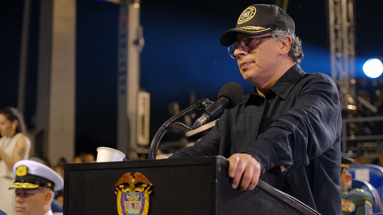 Petro niega detener los bombardeos a disidencias de las Farc.