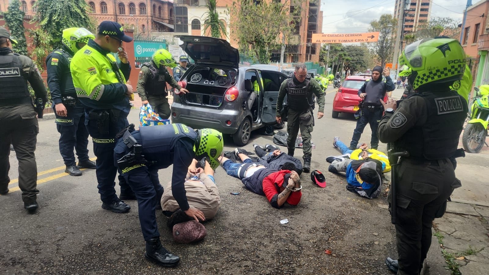 Captura de cinco delincuentes señalados de robar una droguería de Colsubsidio.