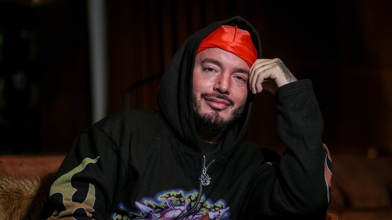 Un fanático de J Balvin lo acusó de “vestirse mal” y así respondió el artista