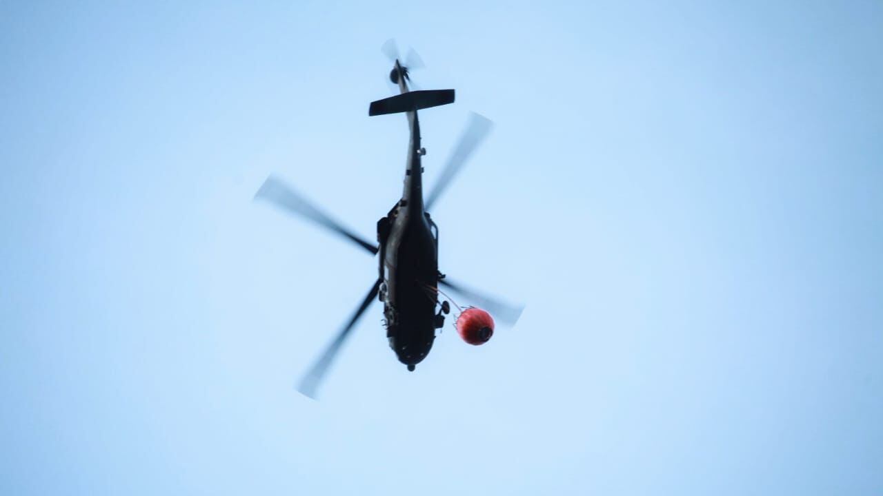 Helicóptero Bambi continúa llevando agua para apagar incendio en Pichindé.