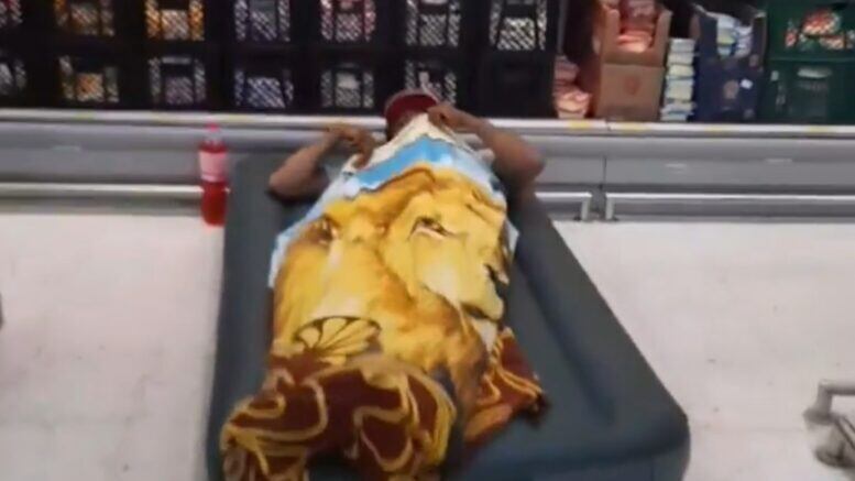 Hombre se fue a dormir por el calor a un D1.