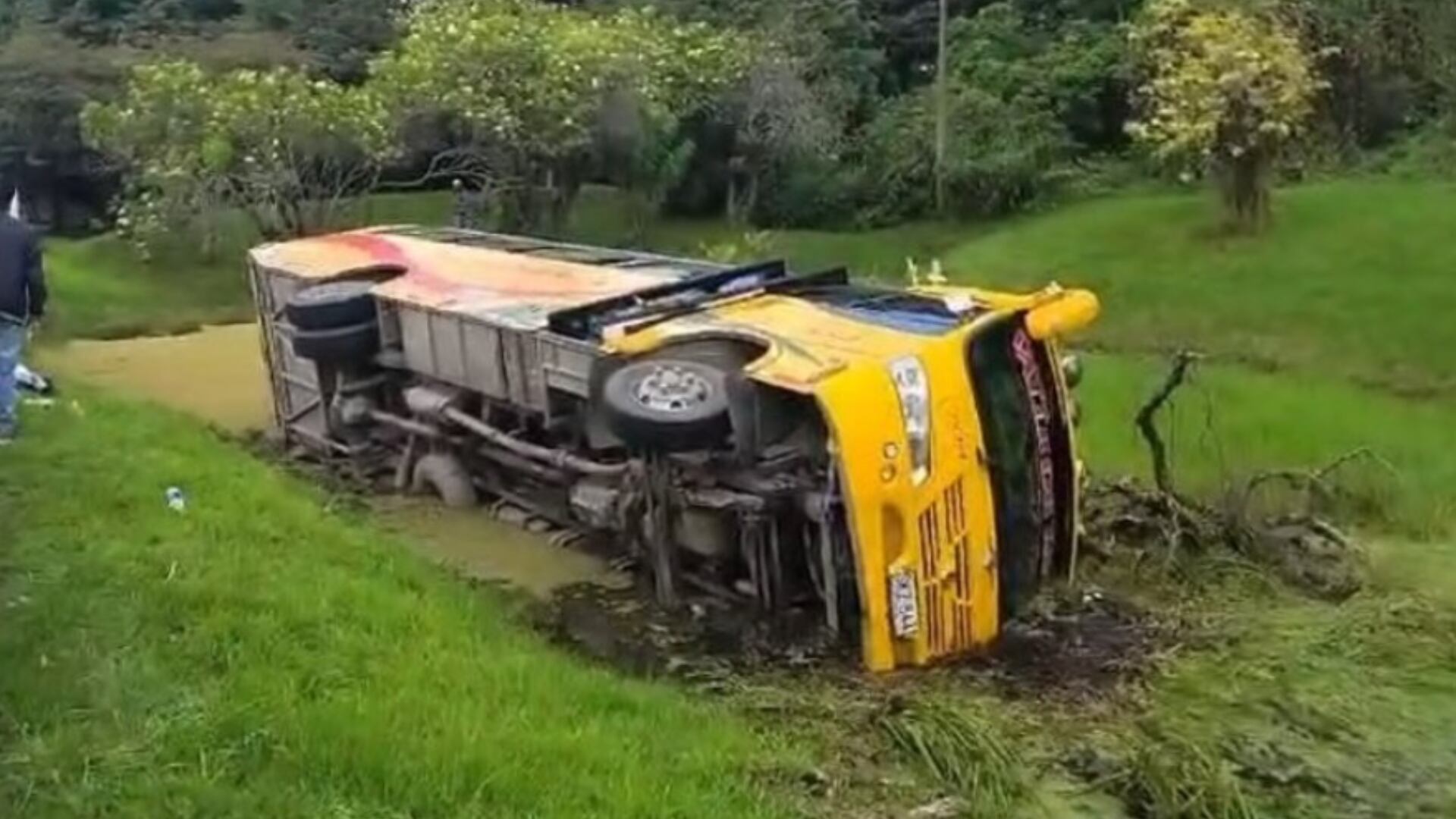 Bus intermunicipal se volcó en la Autopista Norte.