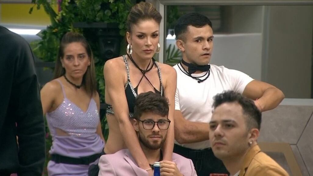 La actriz Nataly Umaña es el constante blanco de ataques en redes sociales tras dejar de lado su matrimonio con Alejandro Estrada para ser infiel con Miguel Melfi.