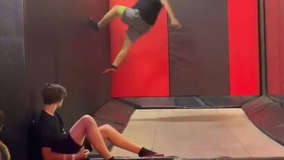 Hombre se rompe la pierna saltando en trampolín