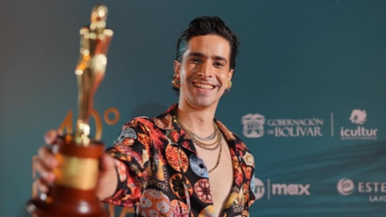 Emmanuel Restrepo con su estatuilla de Mejor Actor de los Premios India Catalina 2024