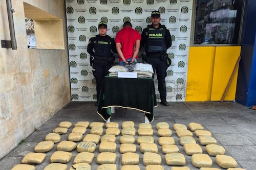 Sujeto estaba intentando entrar a un pagadiario de Las Cruces con dos bultos y resultaron ser 35 kilos de marihuana
