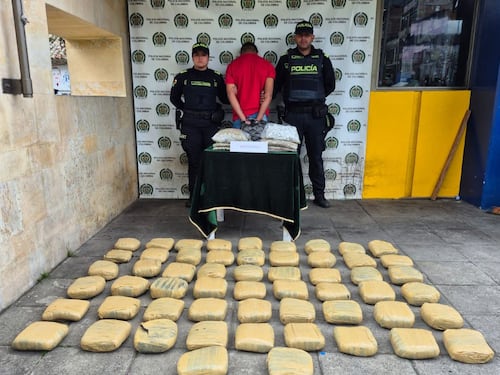 Sujeto estaba intentando entrar a un pagadiario de Las Cruces con dos bultos y resultaron ser 35 kilos de marihuana