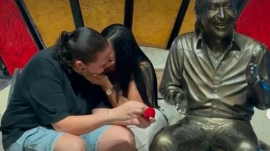 Foto pedida de mano frente a estatua de Diomedes Díaz conmueve a Valledupar y se vuelve viral.