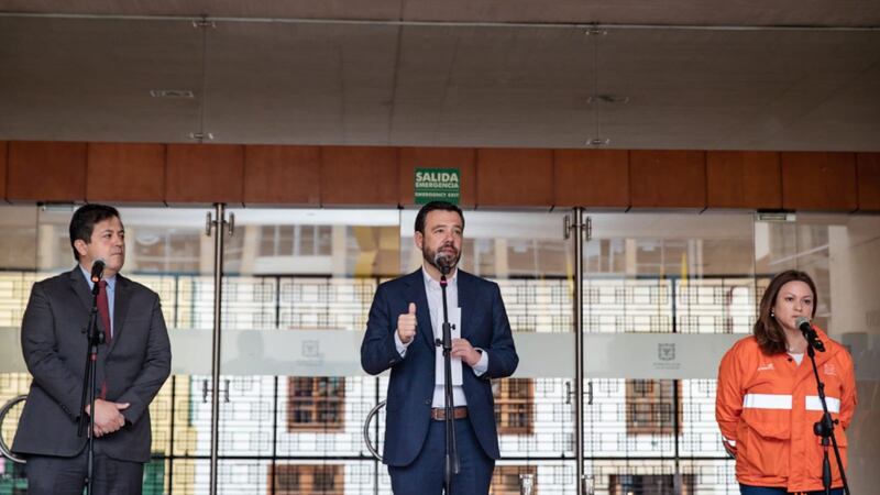 El alcalde Carlos Fernando Galán en rueda de prensa, explica las medidas de racionamiento de agua que tendrá Bogotá