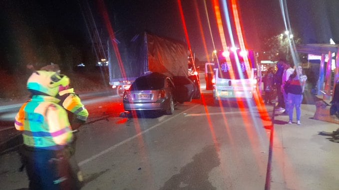 Choque entre camión y carro particular en la calle 13 de Bogotá