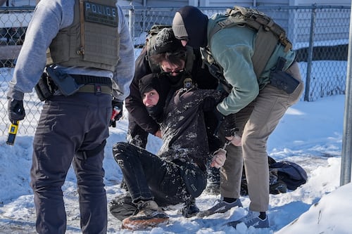 “Mi hijo está enfermo y lo tratan como delincuente”: el angustiante relato de congresista colombiana por retención en EE. UU.
