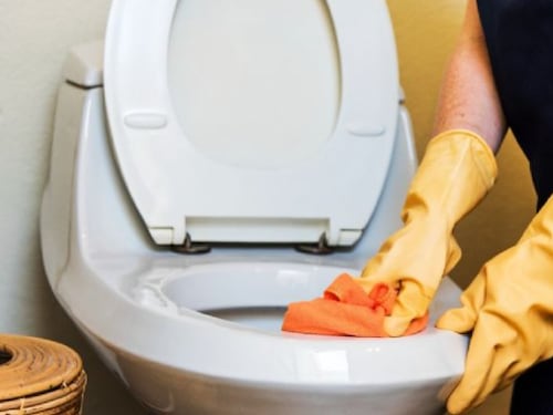 Mujer castiga a su hija por decir groserías y la obliga a lavarse la boca con agua del baño