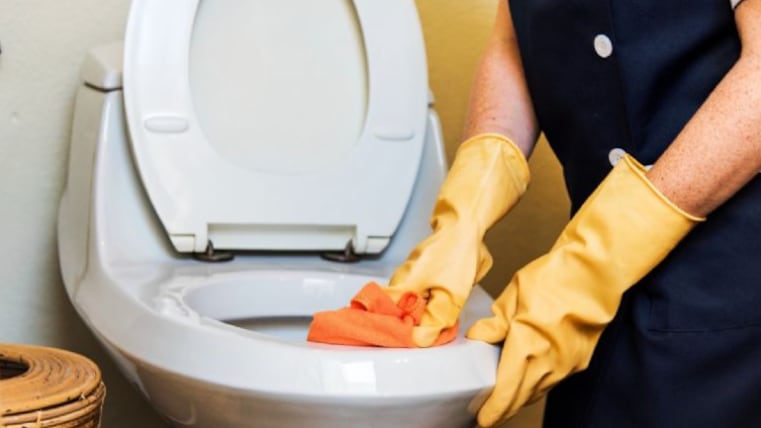 Mujer castiga a su hija por decir groserías y la obliga a lavarse la boca con agua del inodoro