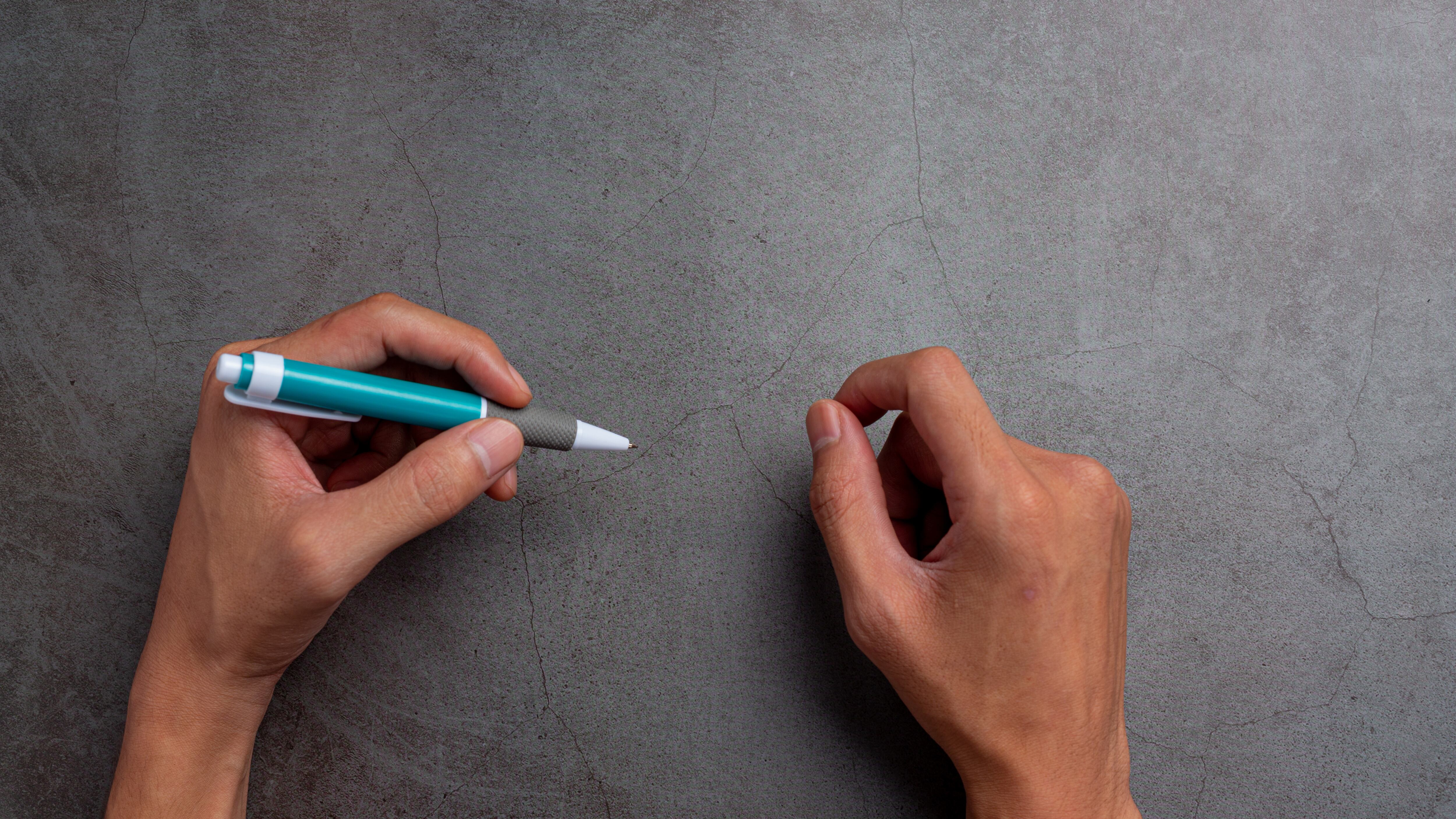 La zurdera es una manifestación natural de la lateralidad cerebral (la preferencia por usar la mano izquierda o la derecha), resultado de la interacción entre factores genéticos y ambientales que influyen en la organización del cerebro y el control motor del cuerpo. Foto: Freepik.