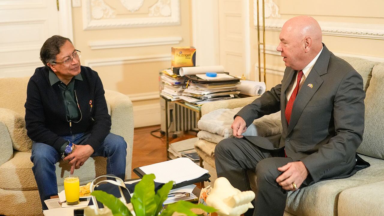 El presidente Gustavo Petro y el Encargado de Negocios de EE. UU. en Colombia, John McNamara.
