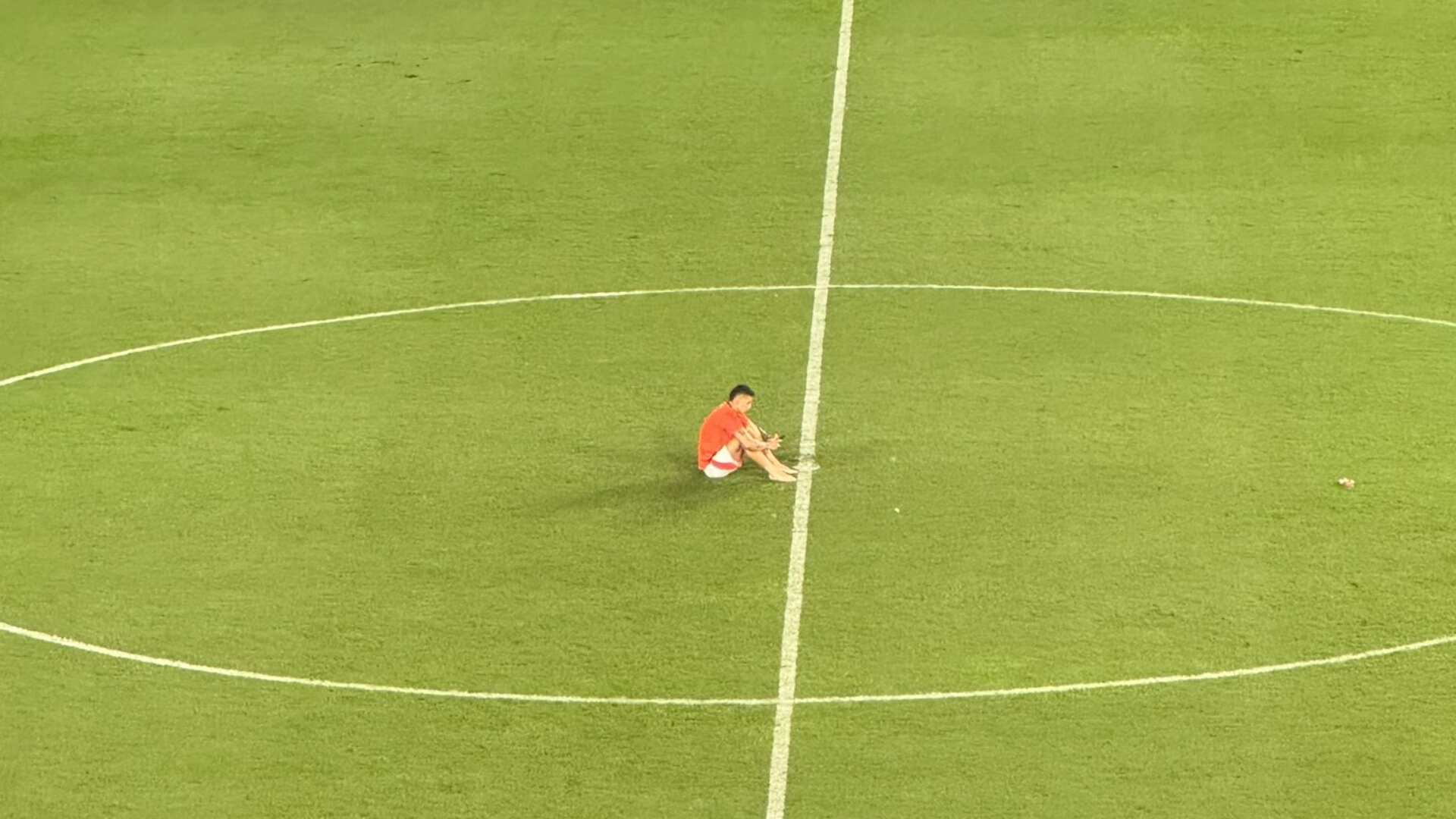¿Era su despedida? James se quedó solo en el estadio, descalzo, cuando ya no había nadie