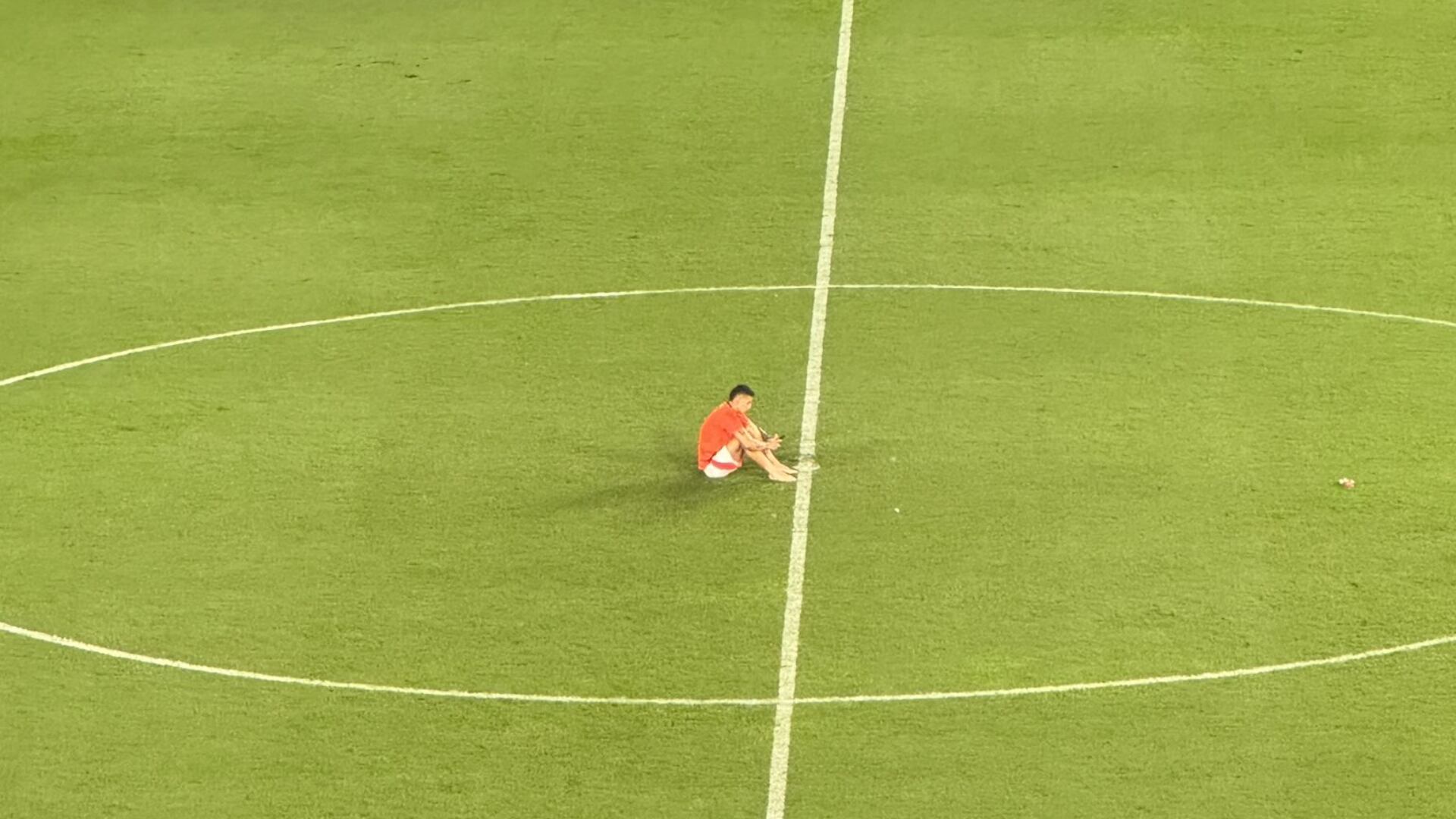 ¿Era su despedida? James se quedó solo en el estadio, descalzo, cuando ya no había nadie