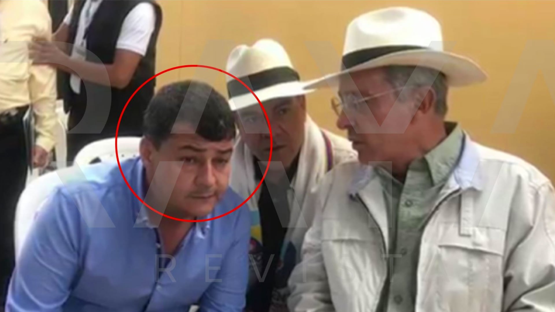 Críticas a director de Noticias Caracol por foto con alias calzones, narco señalado por Petro de atentar en su contra