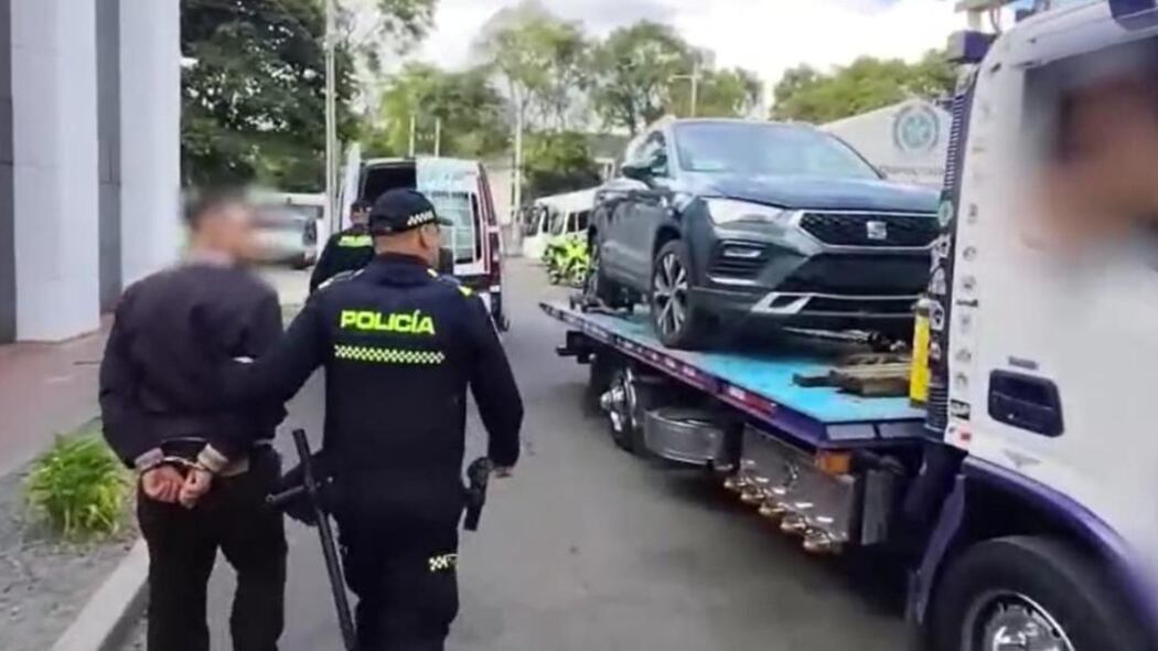 Captura de tres hombres que transportaban en una grúa un vehículo robado.